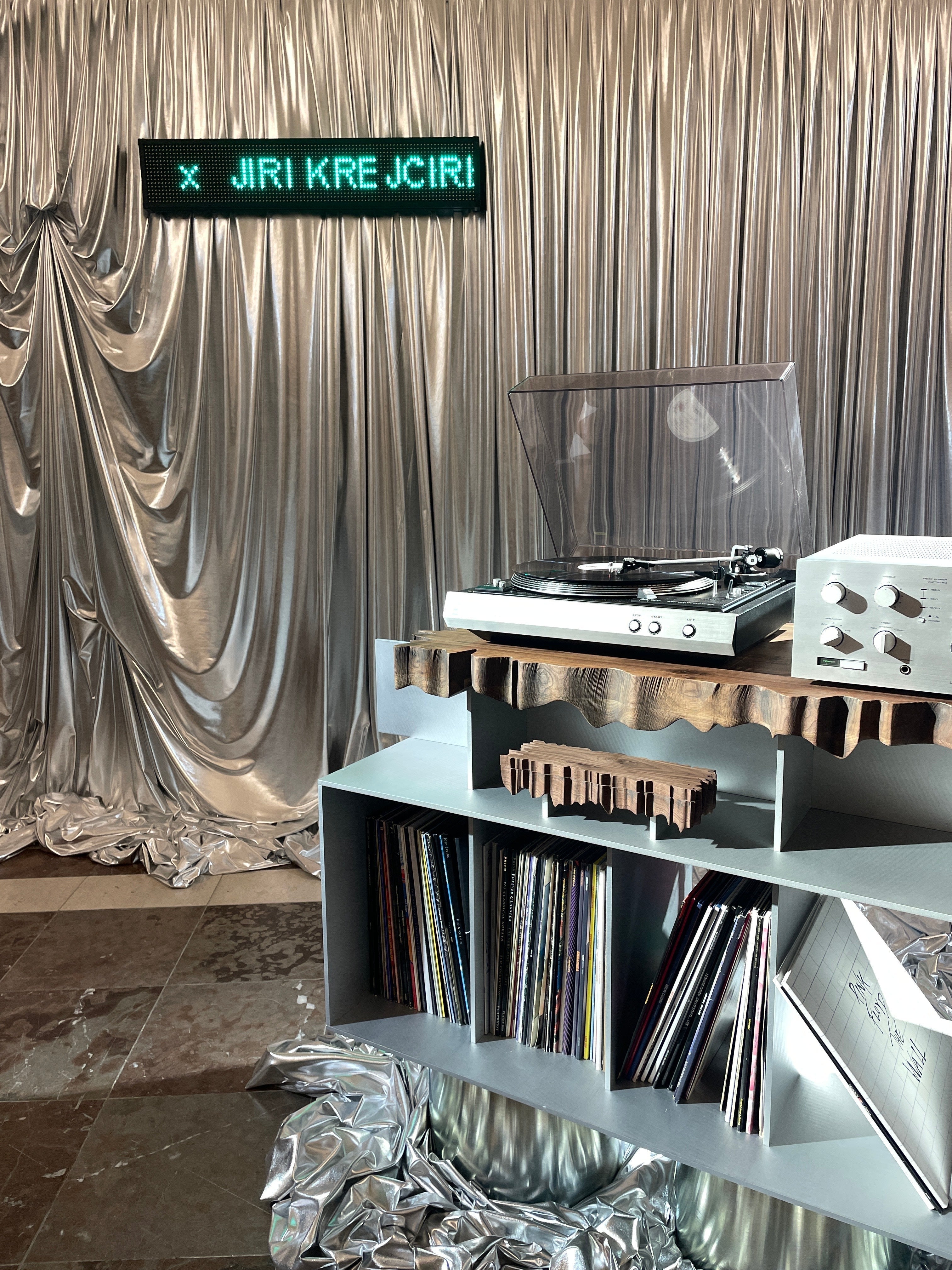 Lampy, komody a organické tvary: co nás zaujalo na Designbloku 2025?