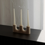 Svícen Trilo, Travertine